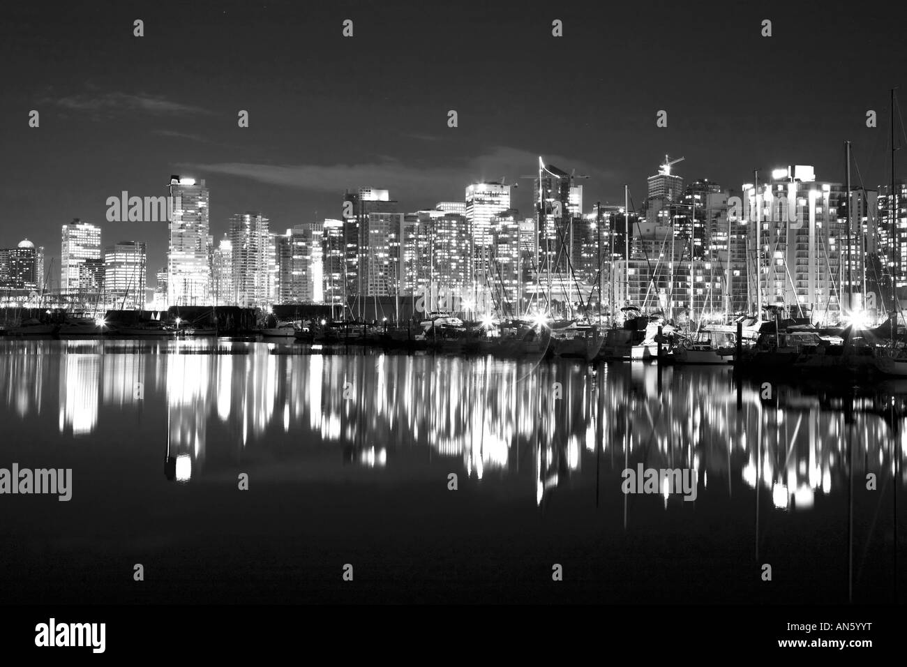 Vancouver bei Nacht spiegelt sich in den Gewässern des Hafens und vom Stanley Park aus gesehen Stockfoto