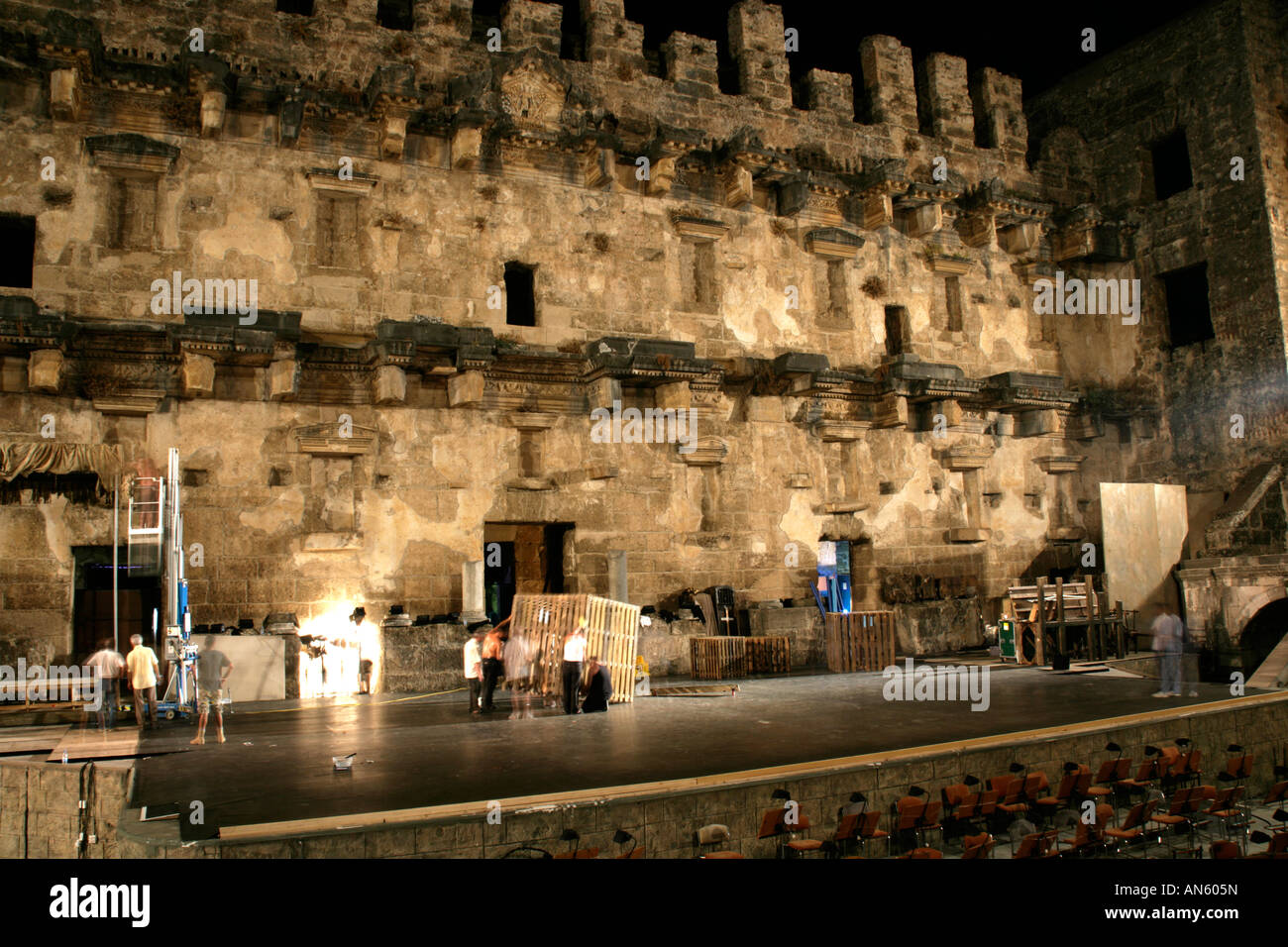 Die Bühne des Theaters Aspendos in Antalya, Türkei, vorbereitet für The Royal Ballet Covent Garden Leistung von Manon Stockfoto