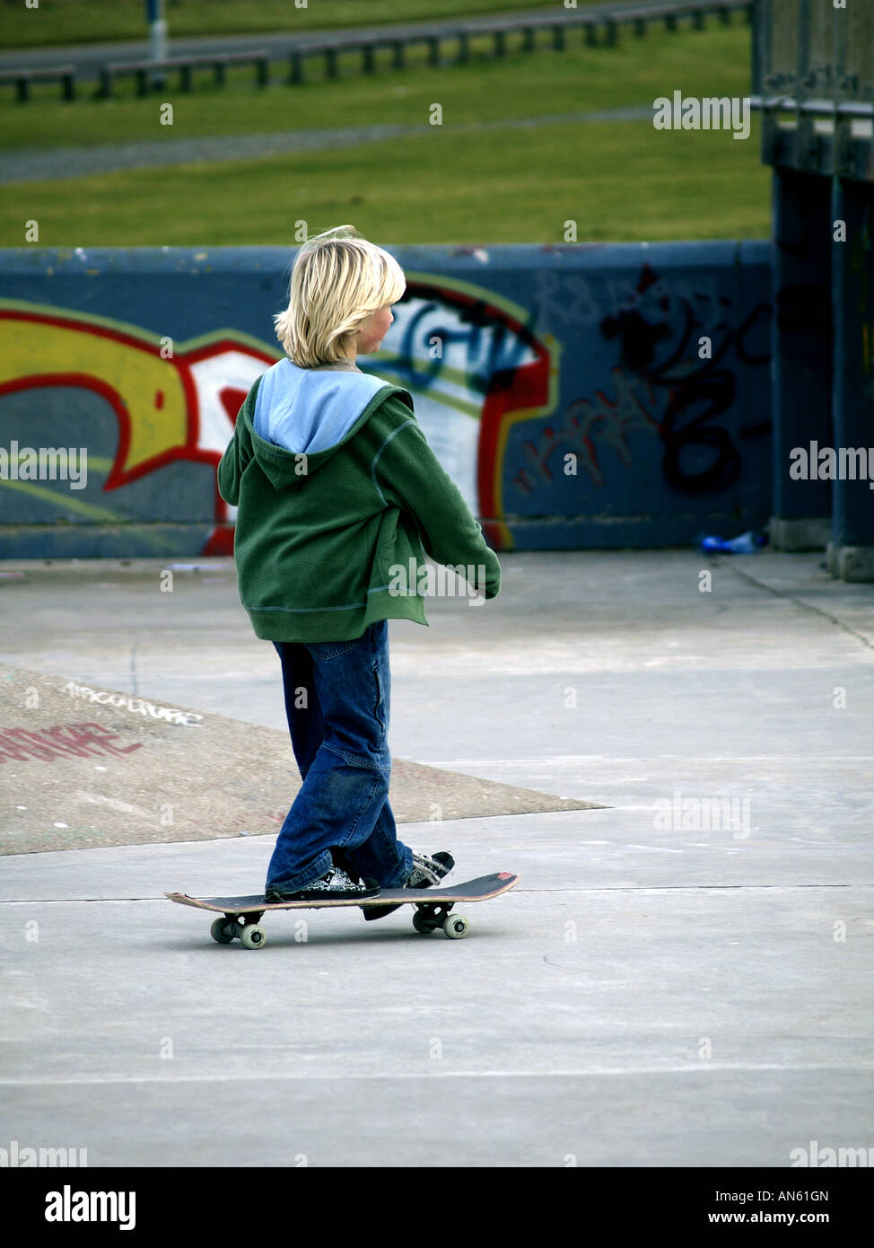 Blonde behaarte junge auf einem Skateboard Skate-Park. Stockfoto