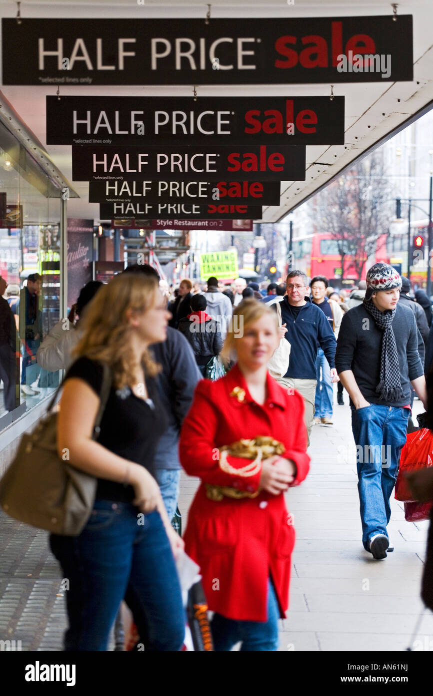 Halben Preis Verkauf Zeichen hängen von Shop Markise auf der Oxford street Stockfoto