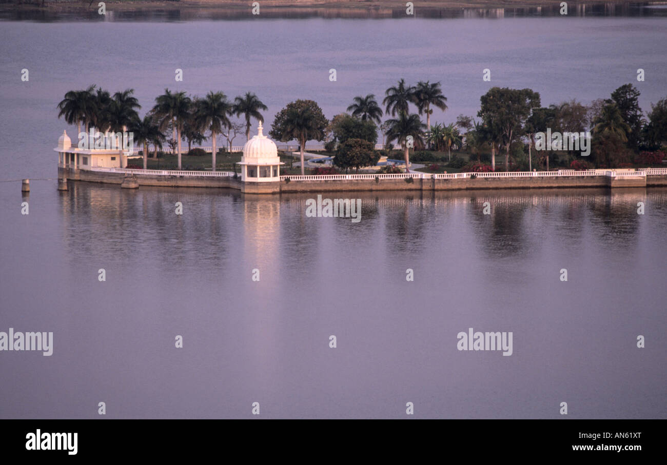 Die Fateh Sagar See mit der Insel Nehru Garten bei der Morgendämmerung, Udaipur IN Stockfoto