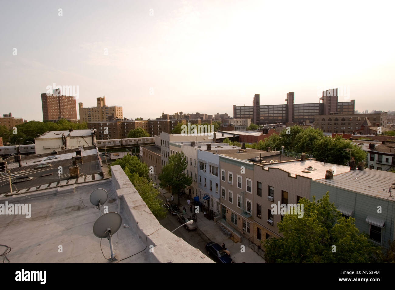 Blick von einem Brooklyn-Dach mit Blick auf Bushwick, mit der JMZ-U-Bahn-Linie in der Ferne. Stockfoto