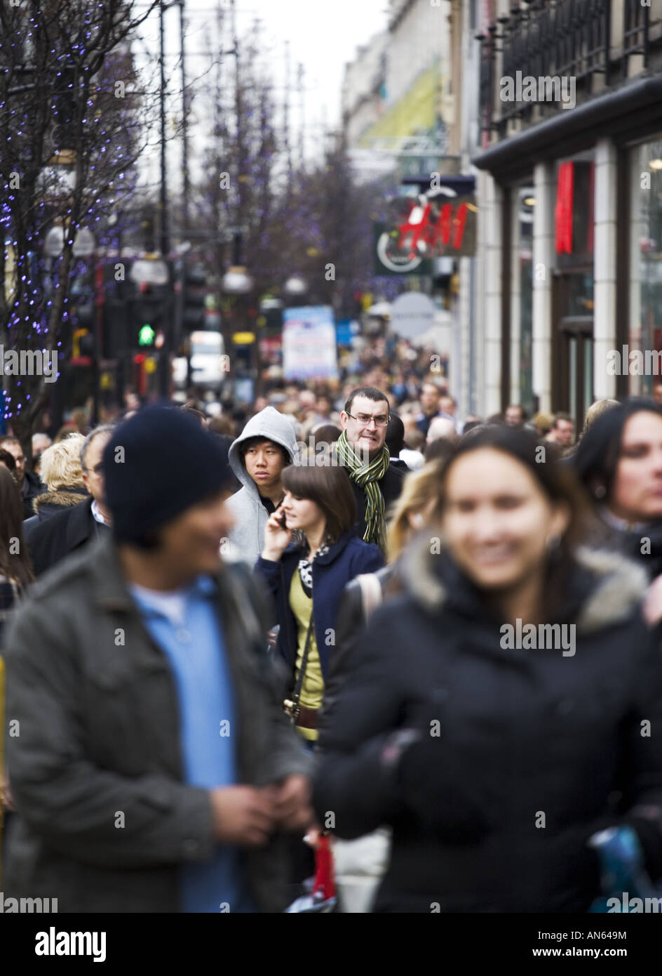 Massen von Käufern auf der Oxford street Stockfoto