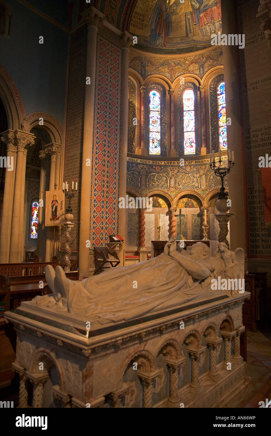 Saint Mary St Nikolaus Kirche im Italianate-Stil Wilton Wiltshire England Chor Innenraum mit Grab von Sidney Herbert Stockfoto