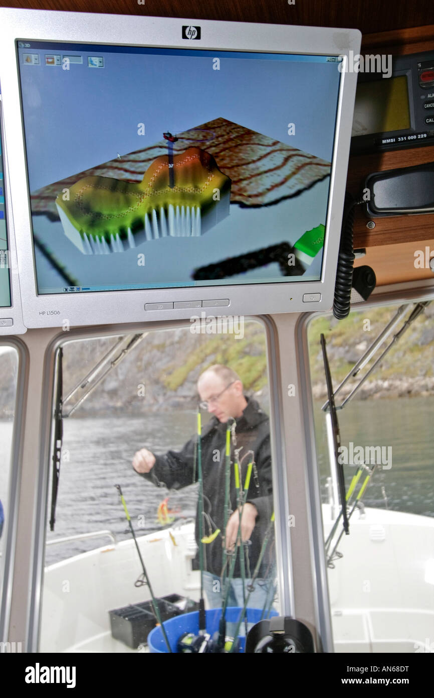 Erster Offizier auf Fischerboot bereitet Linien und lockt Besucher für Kabeljau Fischgründe in Richtung Stockfoto