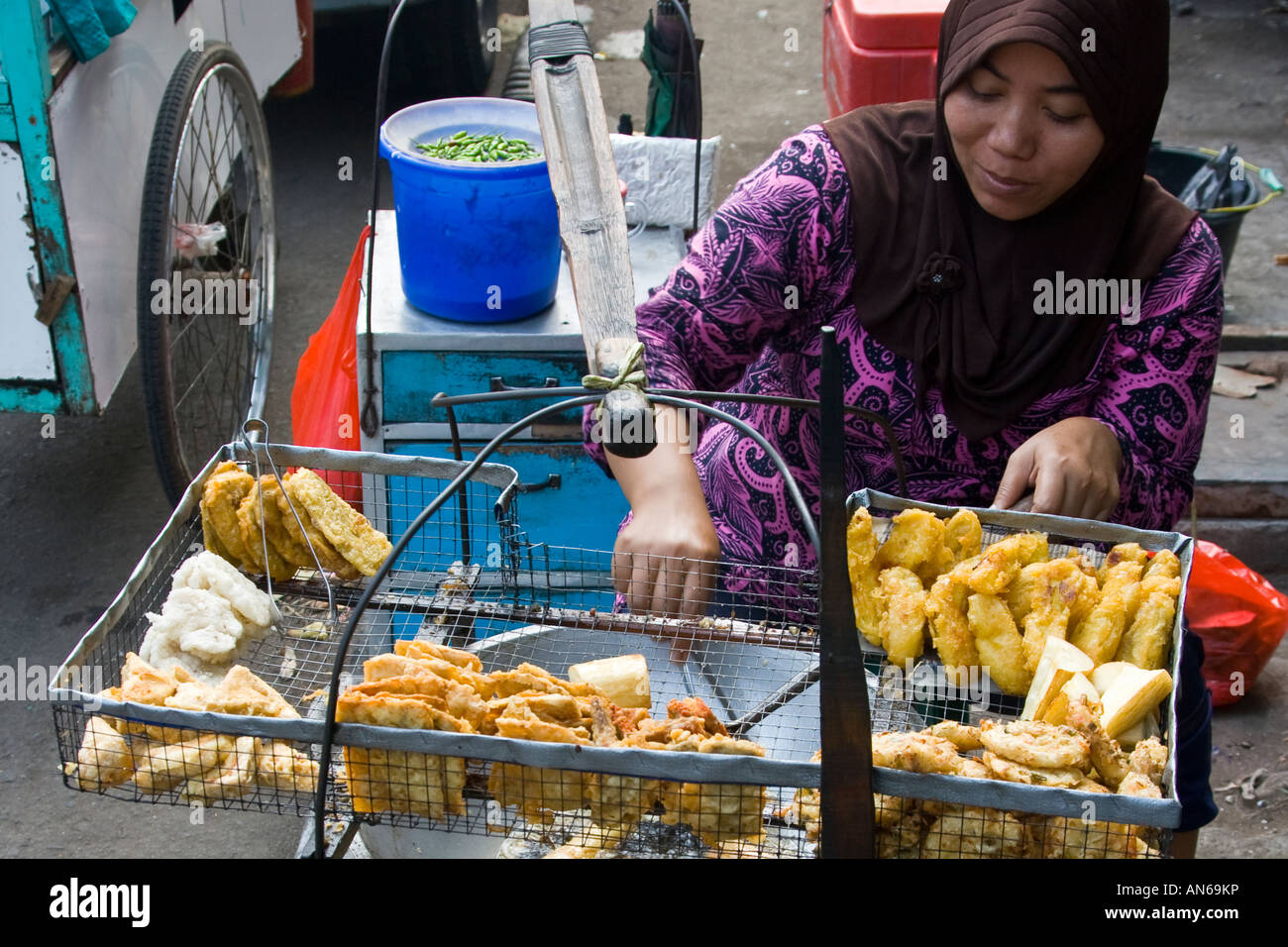 Muslimische Frau Fried Snack Lieferant Kota Jakarta Indonesien Stockfoto