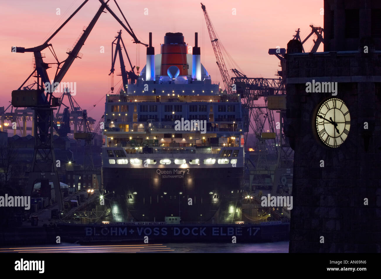 Hafen Hamburg Mit Queen Mary 2 Hamburg Hafen mit Queen Mary 2 Stockfoto