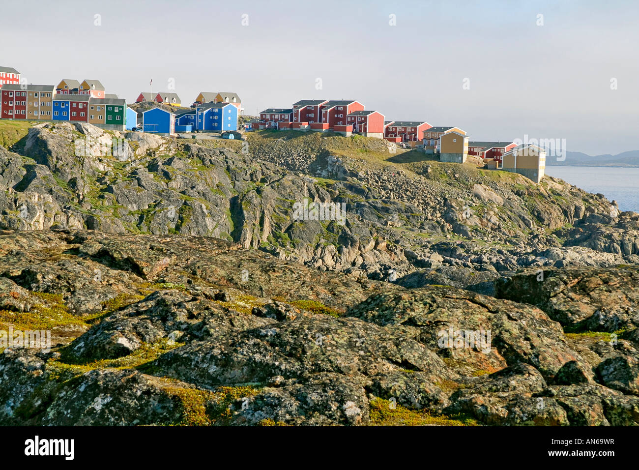 Späten Nachmittag Sonne hebt bunte Häuser von Sisimiut Grönland Stockfoto