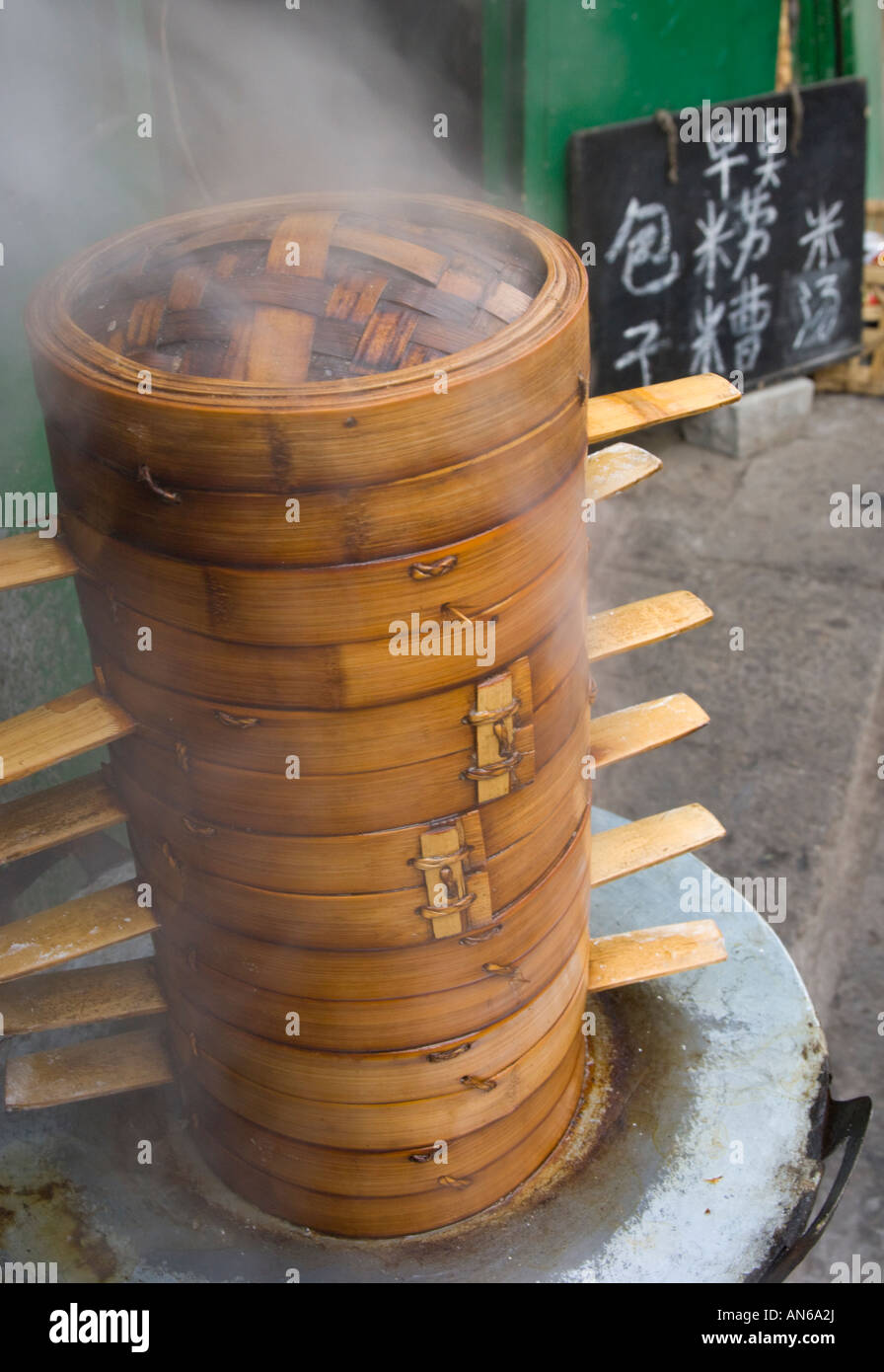 China Shanxi Pingyao Knödel Bambus Kochtöpfe außerhalb ein Straßencafé Stockfoto