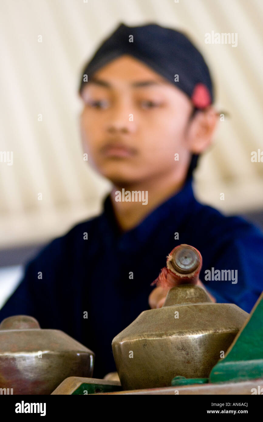 Traditionellen Gamelan Spieler bei den königlichen Palast Yogyakarta Indonesien Stockfoto