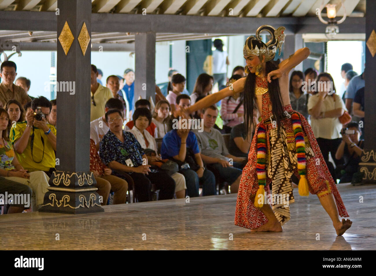 Traditionelle kostümierte Tänzer beim Königspalast Yogyakarta Indonesien Stockfoto