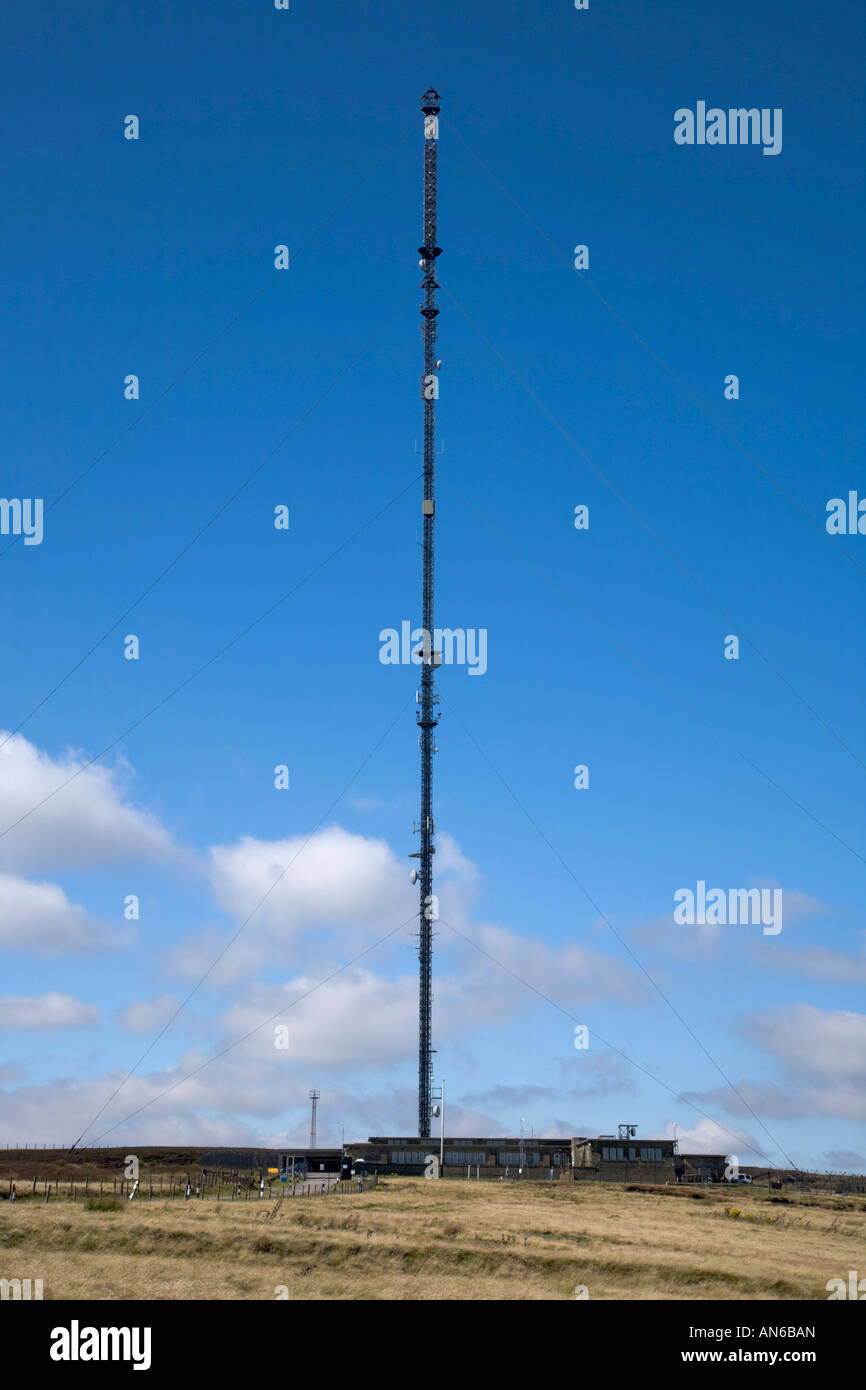 Sender Mast Peak District von Woodhead Straße Stockfoto