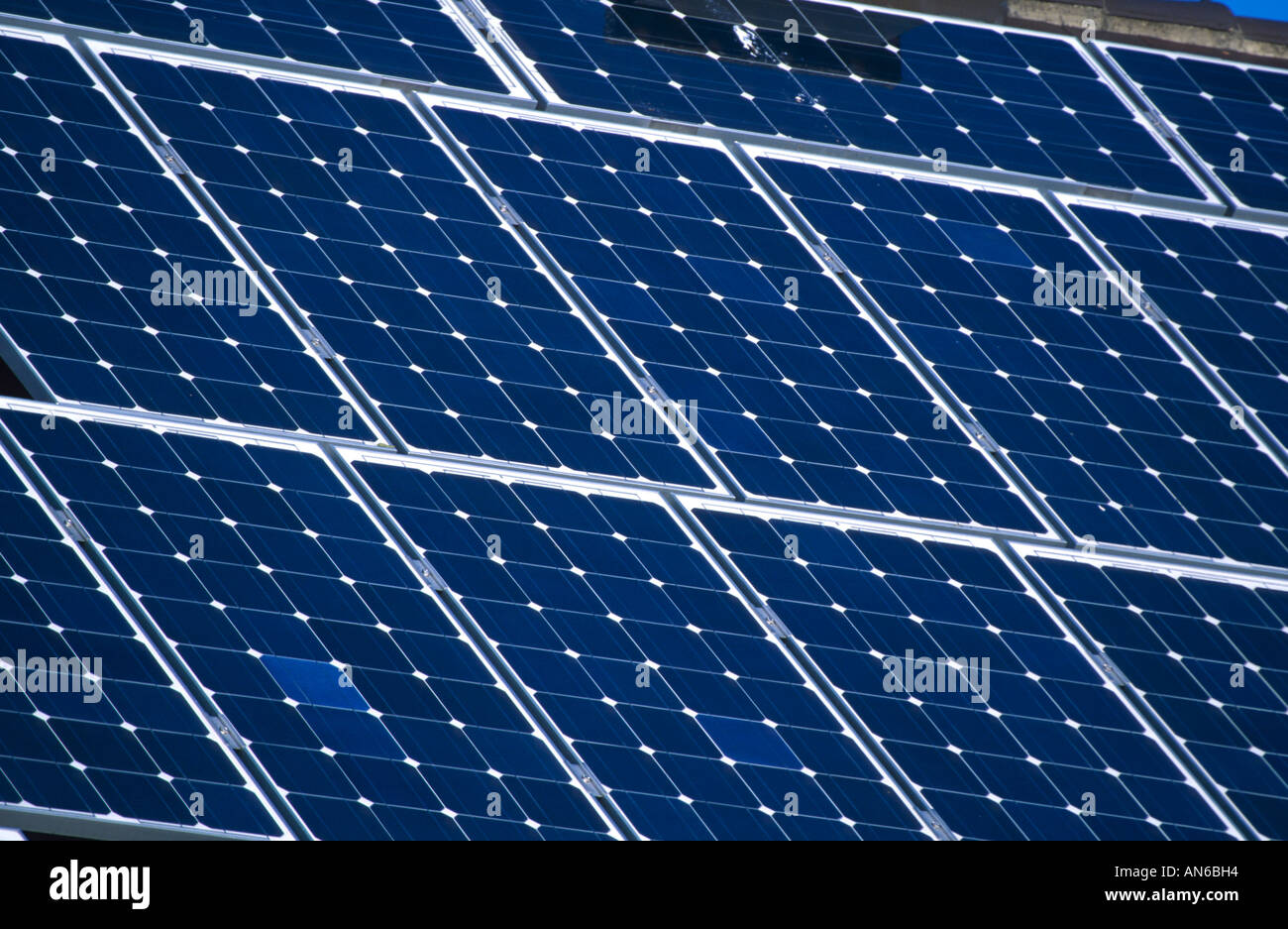 Sonnenkollektoren auf dem Dach in Deutschland Stockfoto