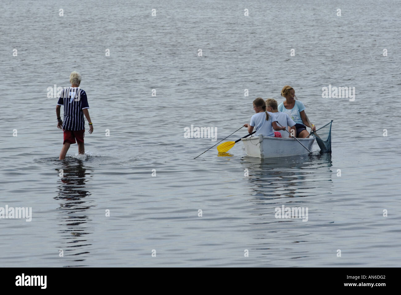 Schwalben und Amazonen - Kleinkinder in einem Schlauchboot über messing Stockfoto