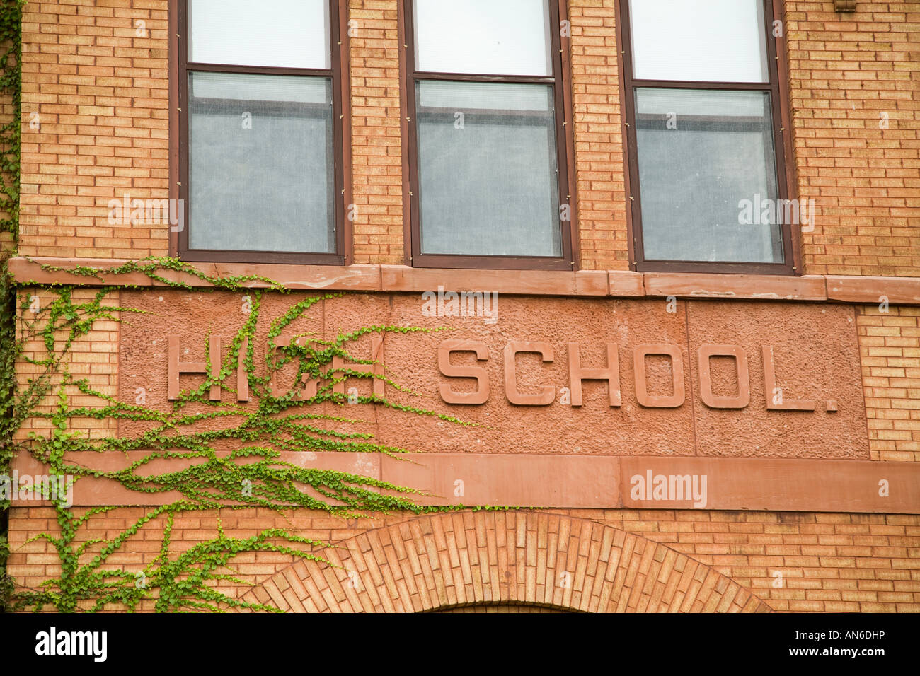 ILLINOIS Galena Worte High School auf Außenseite des Backsteingebäudes Efeu Weinbau auf der Seite und Briefe Stockfoto