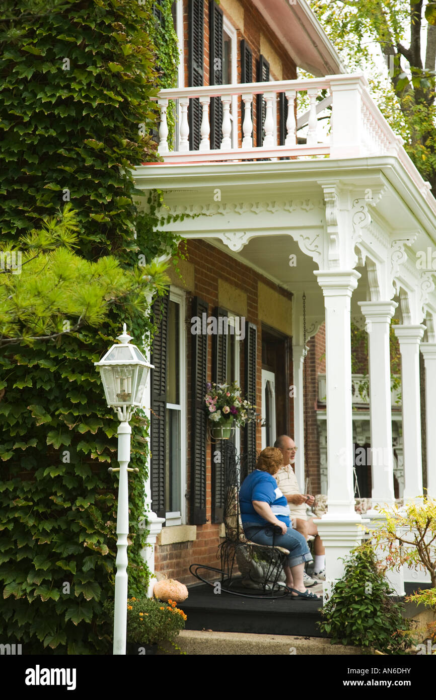 ILLINOIS Galena paar sitzen auf der Veranda des Bed &amp; Breakfast Efeu wächst auf Gebäude Stockfoto