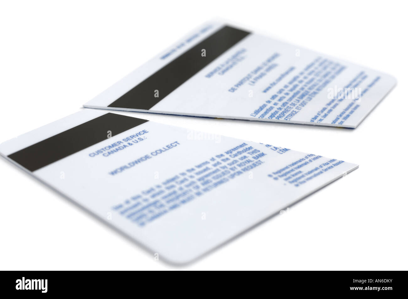 Plastik Kreditkarte schneiden in zwei Stücke Identität Diebstahl Sicherheitskonzept Stockfoto