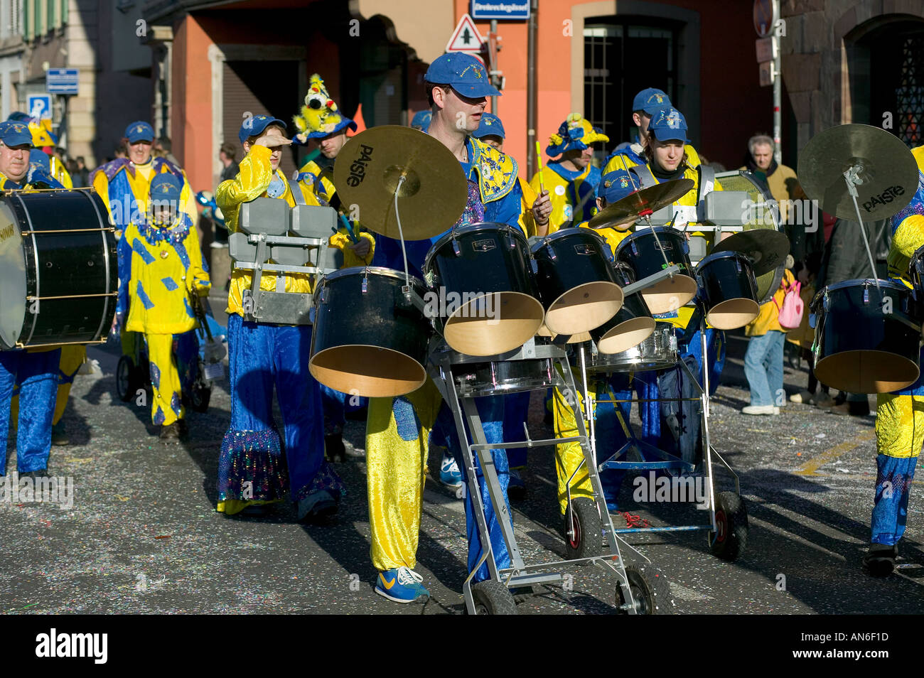 Frankreich Elsass STRASSBURG KARNEVALSUMZUG TROMMELN MARCHING BAND EUROPA Stockfoto