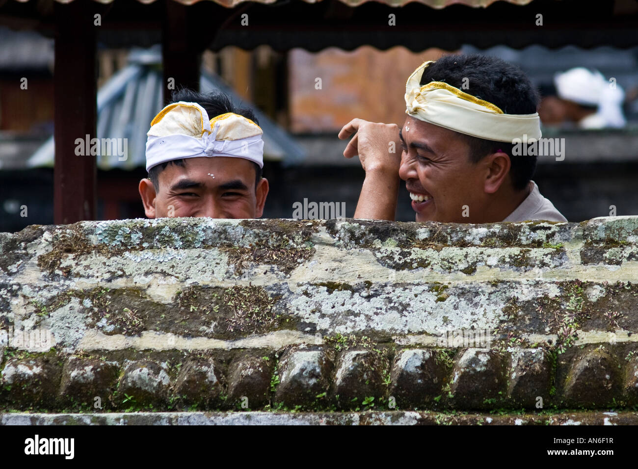 Lächelnde Männer während Odalan Zeremonie in Pura Basukian oder Besakih Puseh Jagat Hindu Tempel Bali-Indonesien Stockfoto