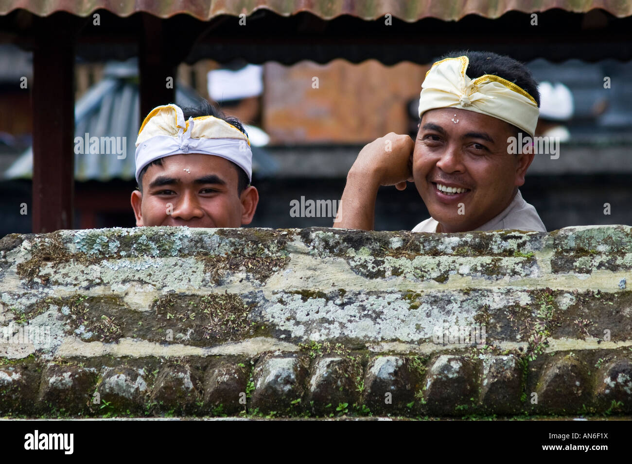 Lächelnde Männer während Odalan Zeremonie in Pura Basukian oder Besakih Puseh Jagat Hindu Tempel Bali-Indonesien Stockfoto