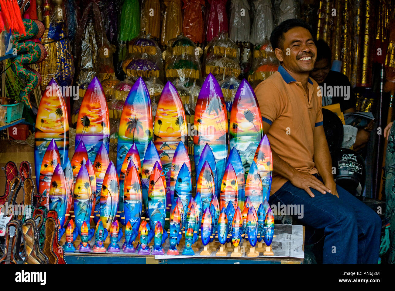Balinesische Mann lächelnd in seinem Souvenir Shop Ubud Bali-Indonesien Stockfoto