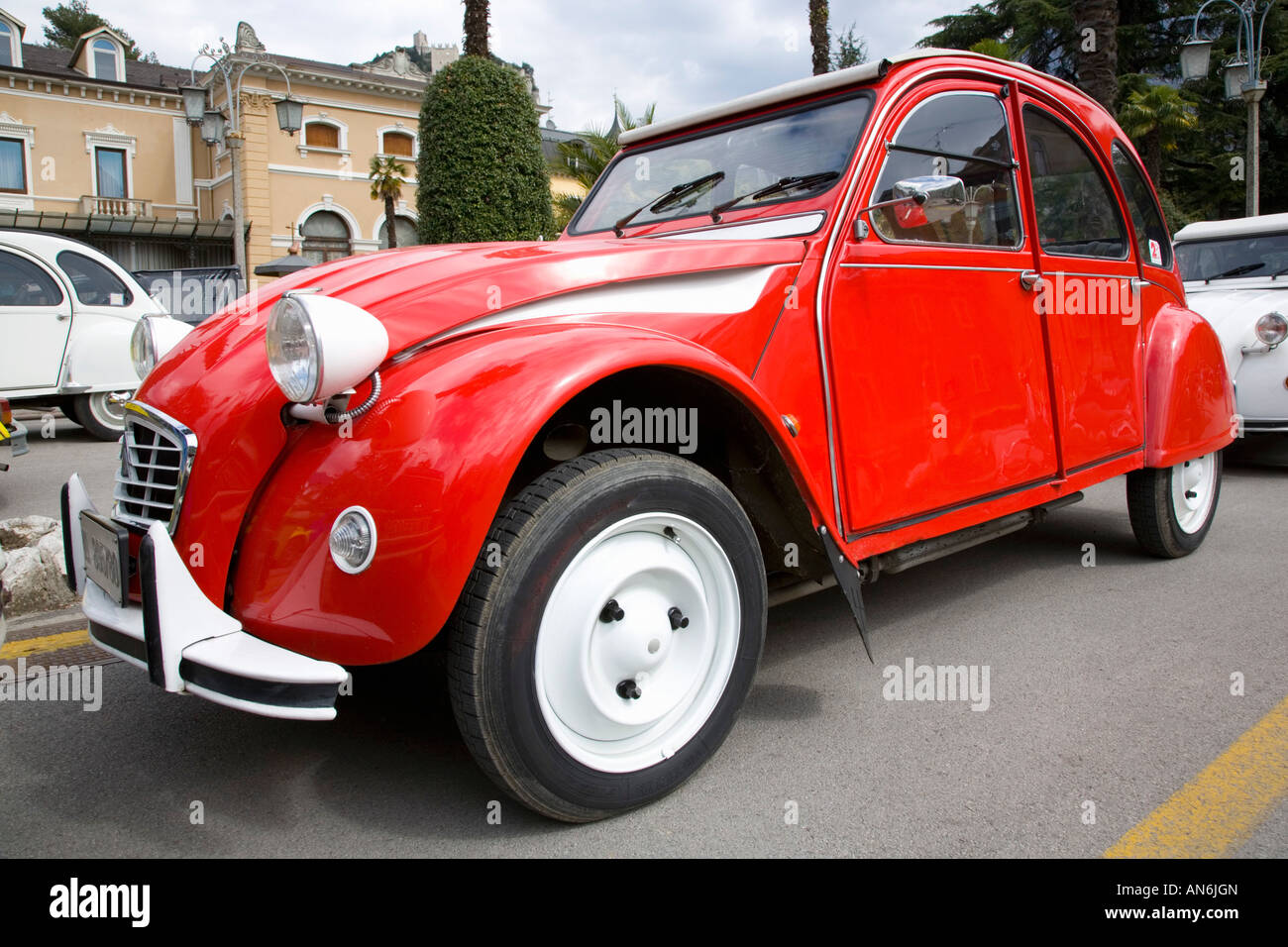 Arco, Trentino-Alto Adige, Italien. Bunte Auto bei einer Kundgebung Citroën 2CV. Stockfoto