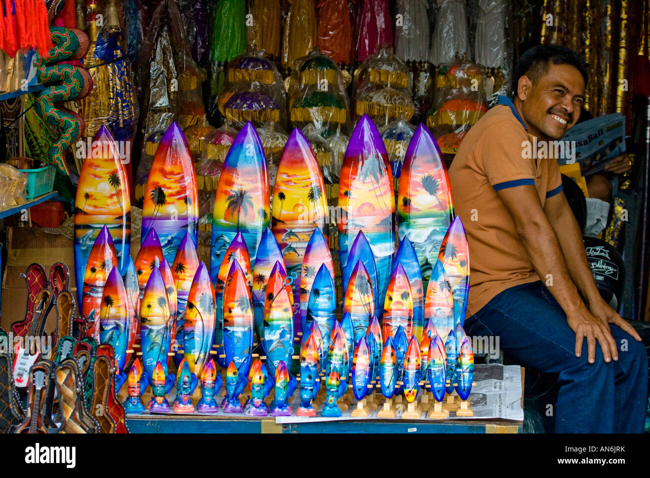 Balinesische Mann lächelnd in seinem Souvenir Shop Ubud Bali-Indonesien Stockfoto