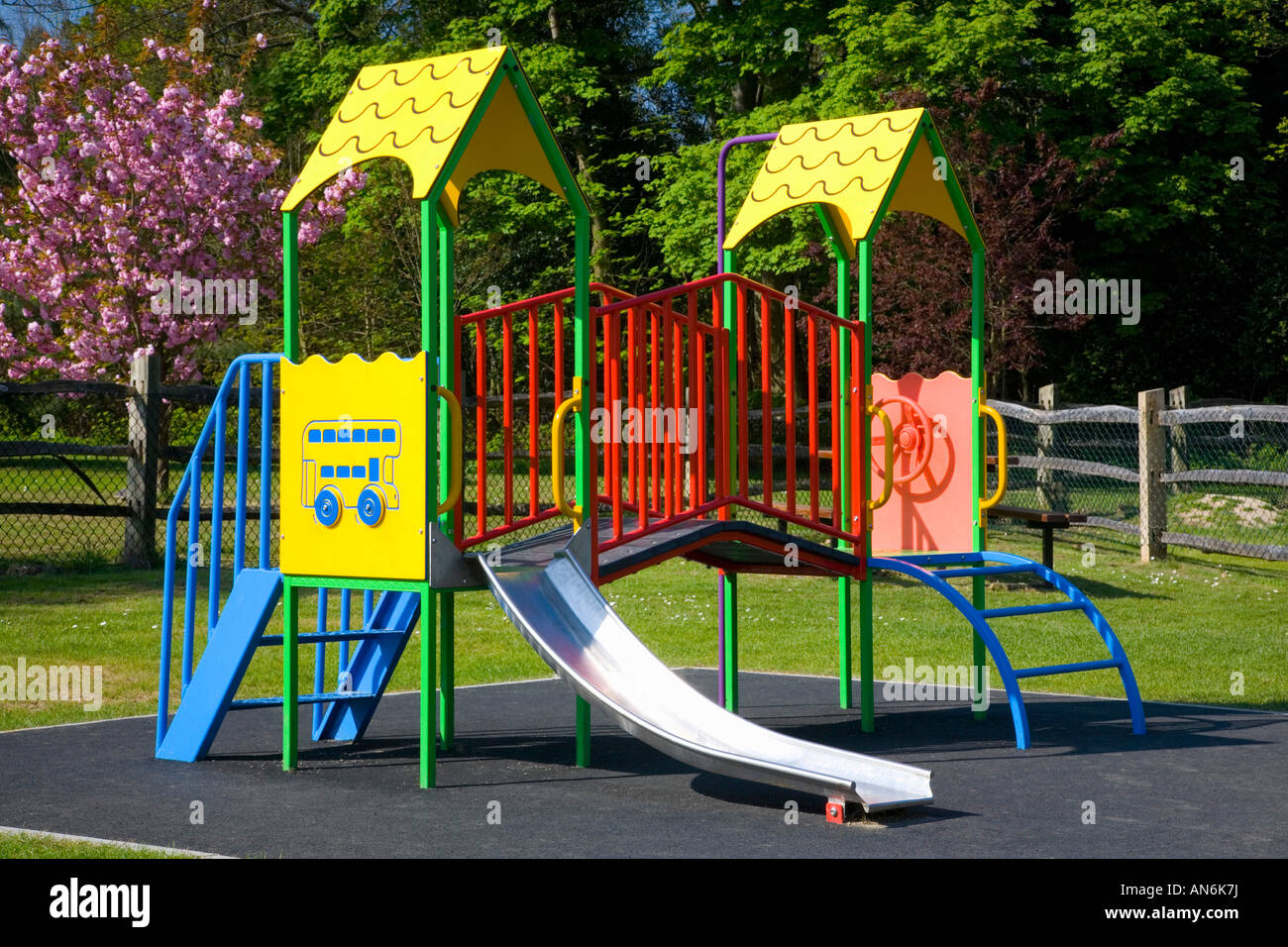 East Grinstead, West Sussex, England. Bunten Klettergerüst in Kinderspielplatz. Stockfoto