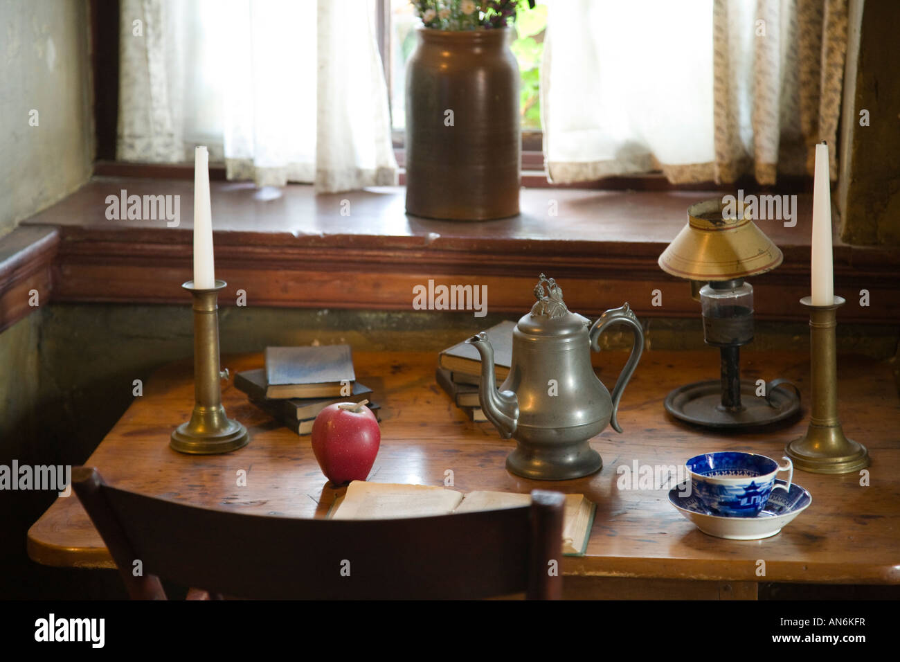 ILLINOIS Galena Dowling älteste Haus in Galena 1826 Zinn Kaffee Topf Leuchter und Schnickschnack auf Schreibtisch aus Holz gebaut Stockfoto