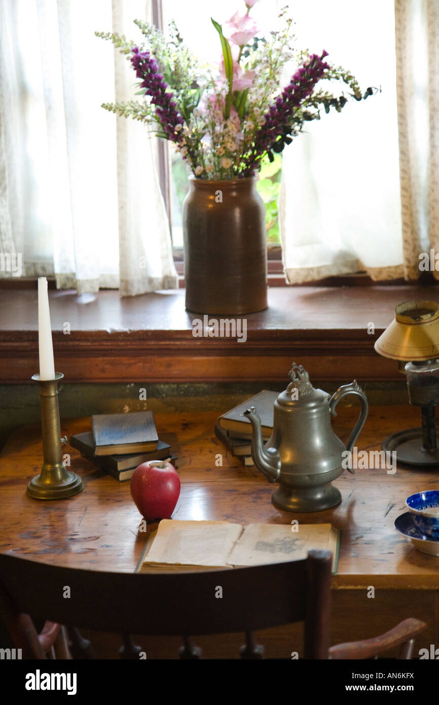 ILLINOIS Galena Dowling älteste Haus in Galena 1826 Zinn Kaffee Topf Leuchter und Schnickschnack auf Schreibtisch aus Holz gebaut Stockfoto