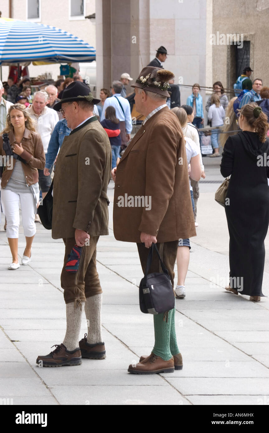 Österreich Salzburg zwei Männer in typischer Kleidung Stockfoto