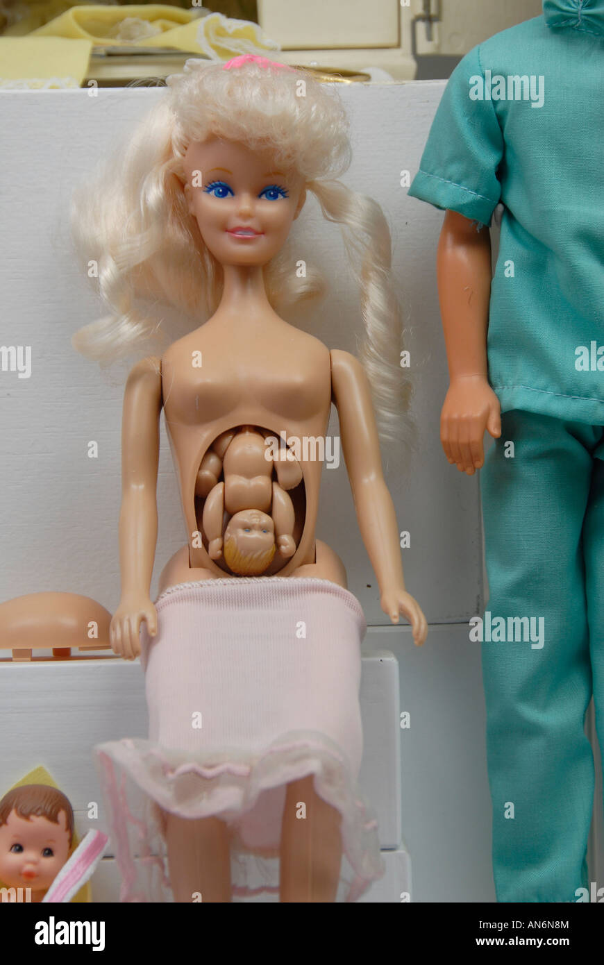 Schwanger Midge Barbie mit einer abnehmbaren Beule mit einem artikulierten  Feten inmitten Barbie Set Puppe Ausstellung im Spielzeugmuseum in Prag  Tschechische Republik Stockfotografie - Alamy