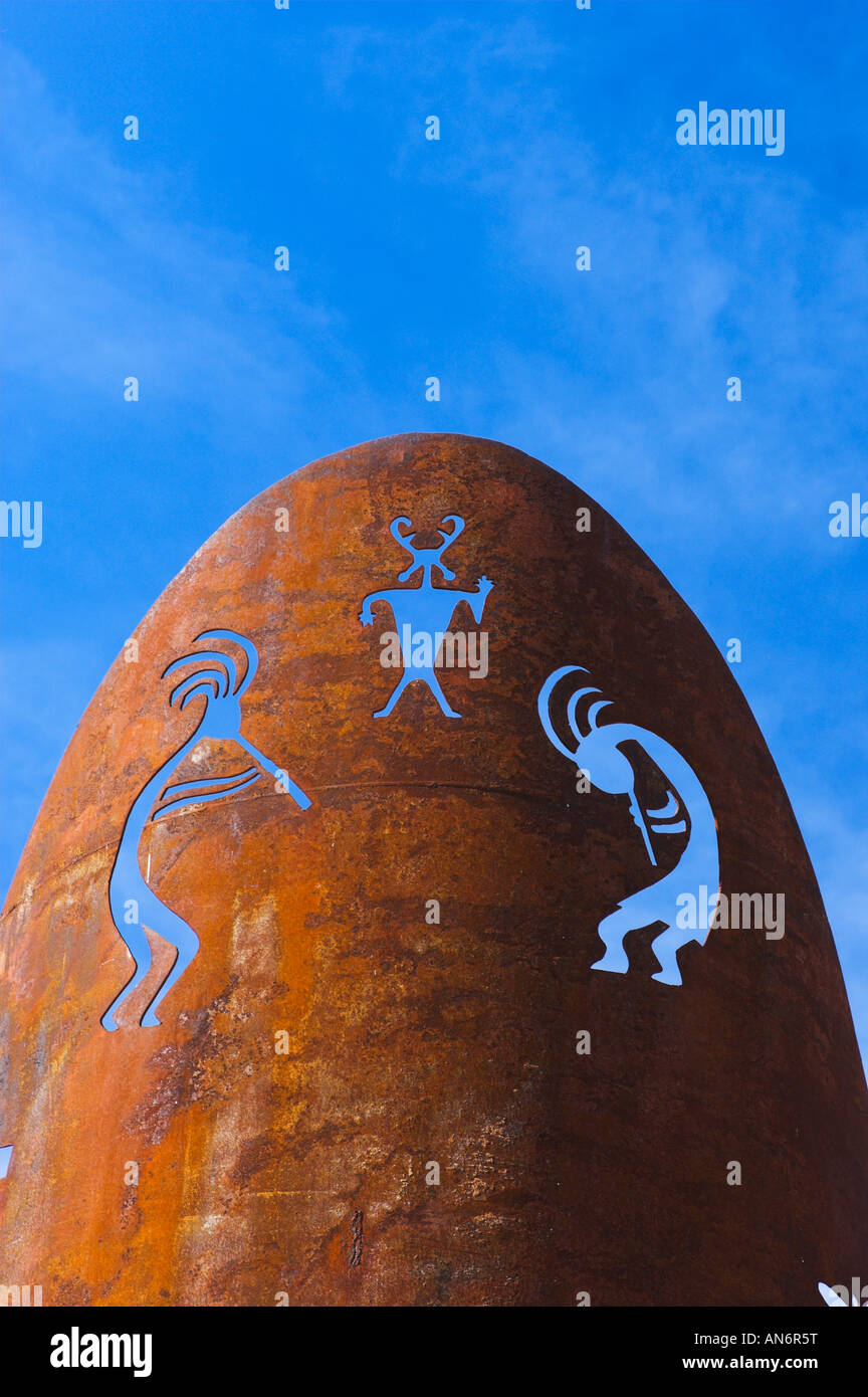 Native südwestlichen Piktogramm Bilder schmücken einen Monolith aus Stahl Stockfoto