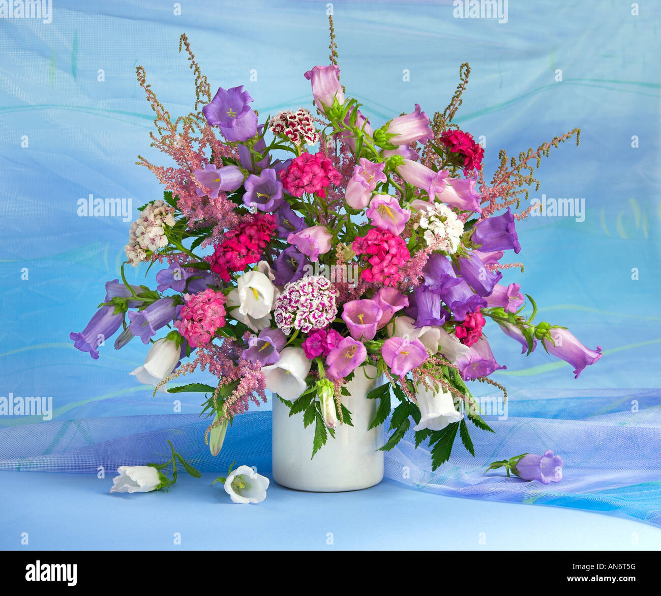 Studio arrangiert bunten Strauß Strauß blühender Frühling Blumen auf einem hellen Hintergrund Stockfoto
