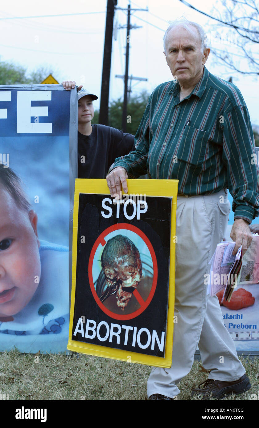 Anti Abtreibung Aktivisten protestieren vor dem reproduktiven Dienstleistungen adoption verbundenen Unternehmen in Austin TX Stockfoto