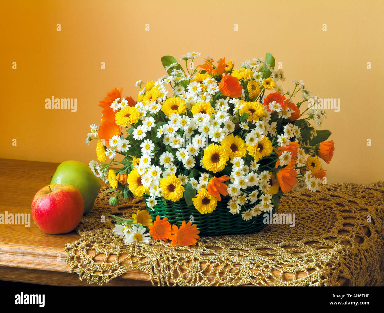 Studio arrangiert bunten Strauß Strauß blühender Frühling Kamillenblüten in einem Korb auf einem hellen Hintergrund Stockfoto