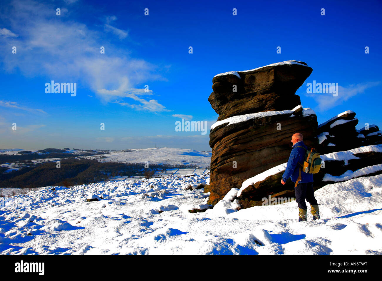 Walker an Mutter Cap Gritstone Felsvorsprung am Mühlstein Rand in der Nähe von Hathersage Peak District Nationalpark Derbyshire England Großbritannien Stockfoto