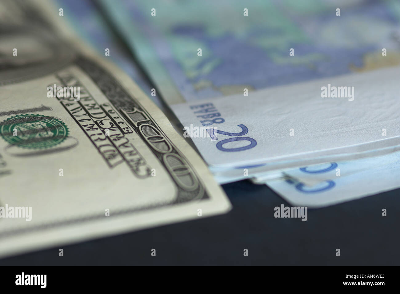 US-Dollar und Euro-Banknoten Stockfoto