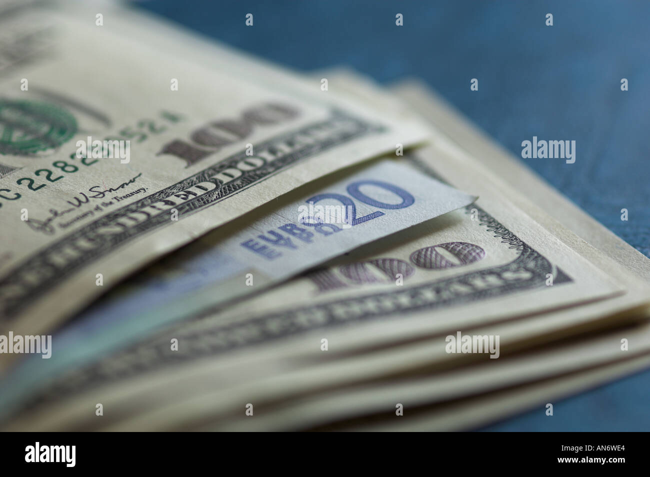 US-Dollar und Euro-Banknoten Stockfoto