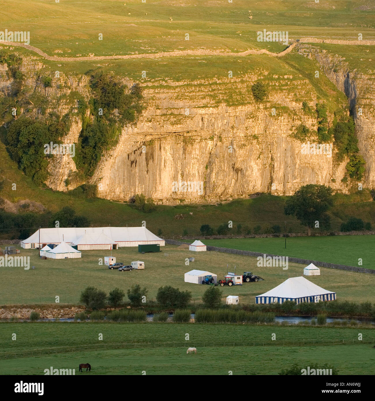 Morgensonne auf Kilnsey Felsen vor der jährlichen show Stockfoto