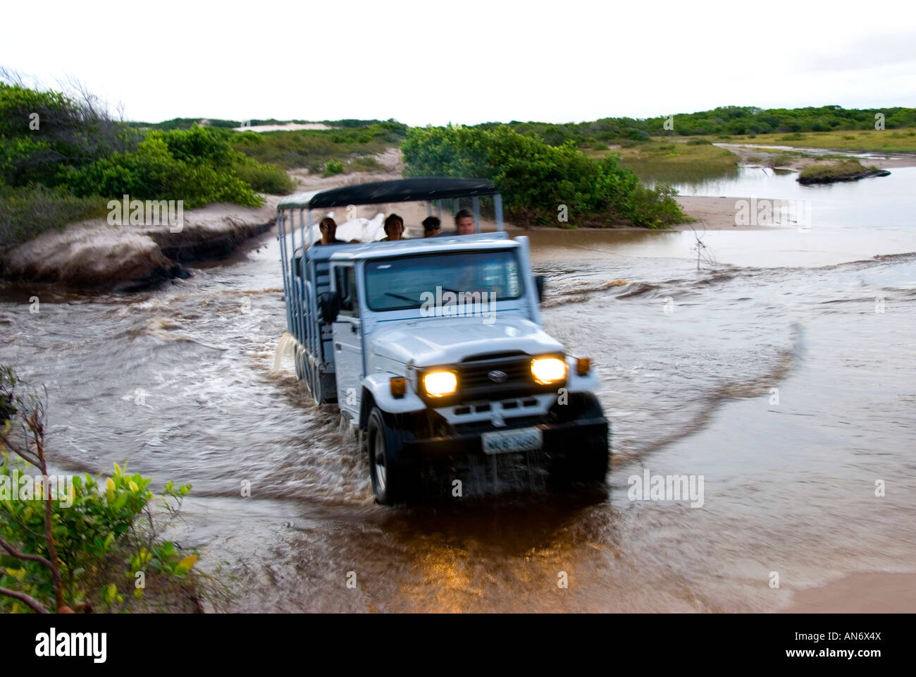 Jeep auf nasser Fahrbahn, Maranhao, Brasilien Stockfoto