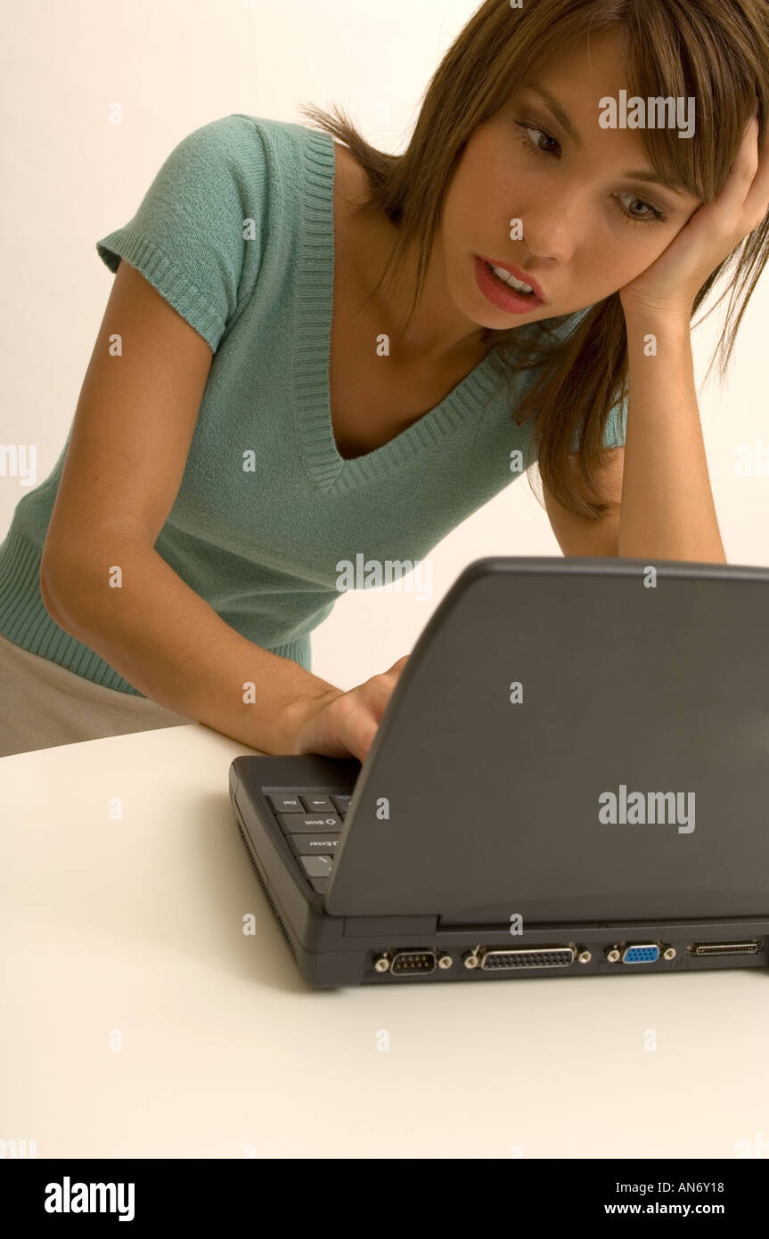 Porträt der Frau frustriert mit ihrem laptop Stockfoto