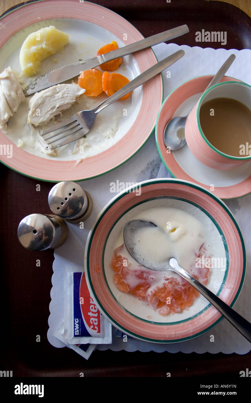 Krankenhaus Essen auf dem Bett Tablett im Bezirk Stockfoto