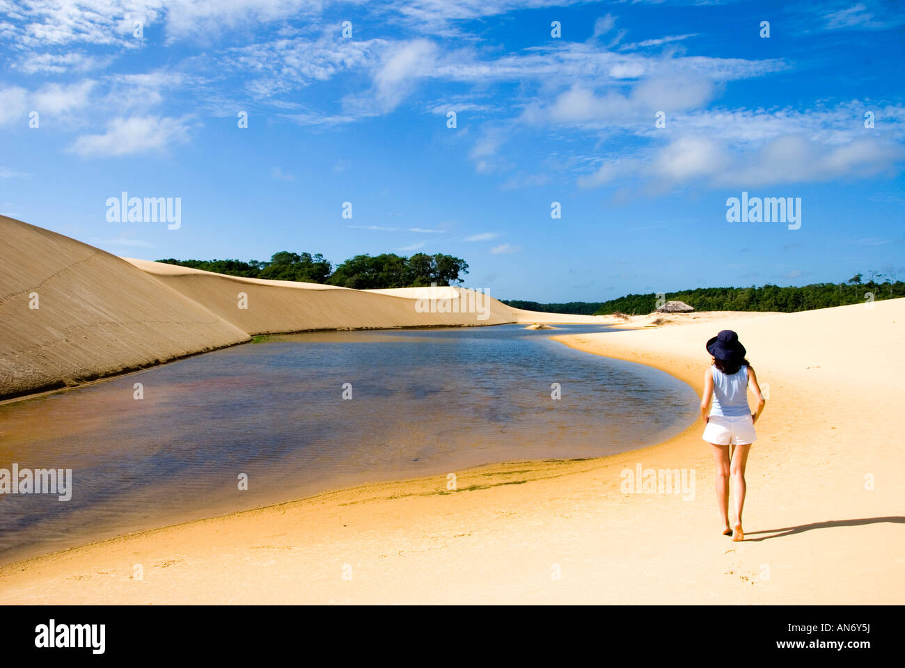 Lençois Maranhenses, Frau zu Fuß allein, Maranhao, Brasilien Stockfoto