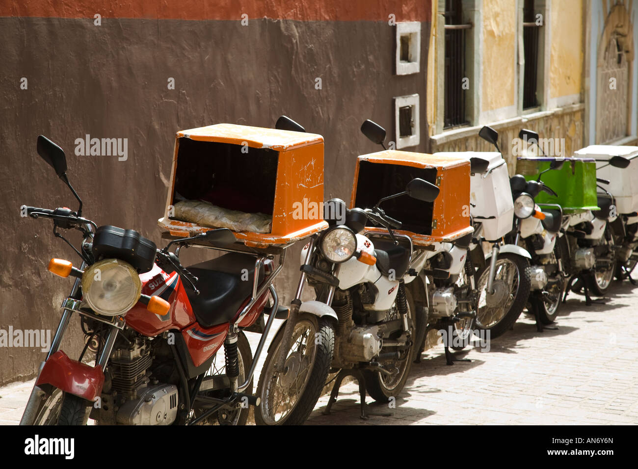 Mexiko Guanajuato Pizza Lieferung Motorräder hintereinander an der Seite der Straße hot-Box-Container auf der Rückseite des Fahrzeugs Stockfoto