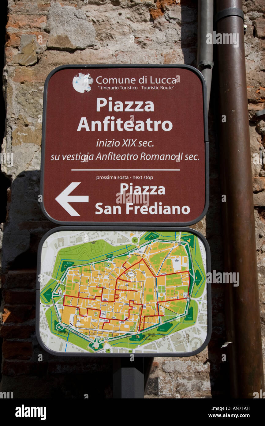 Eine touristische Karte von Lucca und Schild in der Piazza Anfiteatro, Italien Stockfoto