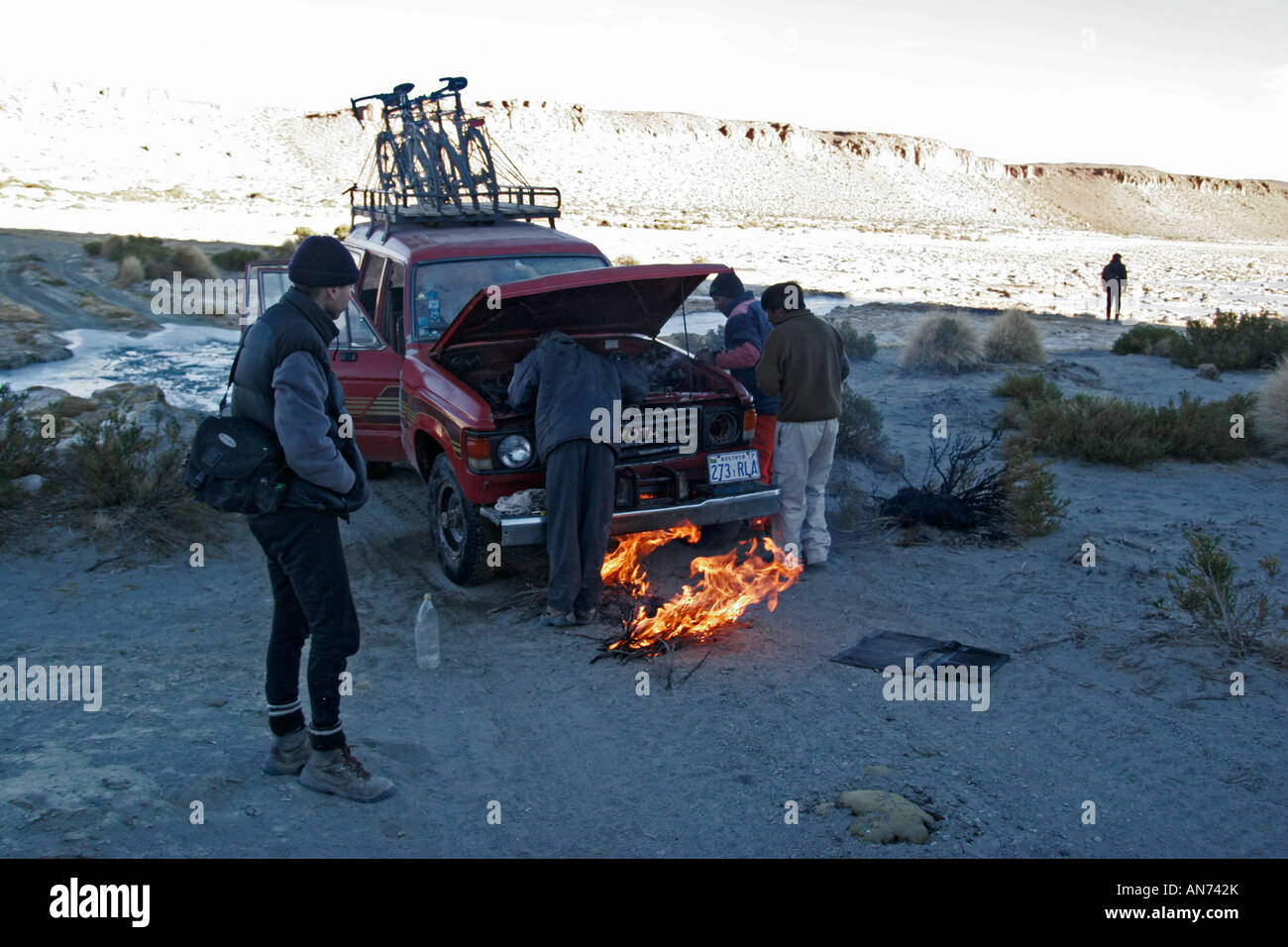Auftauen von eingefrorenen Motor mit einem Feuer am Fuße des Volcan Uturunco, SW Bolivien Stockfoto
