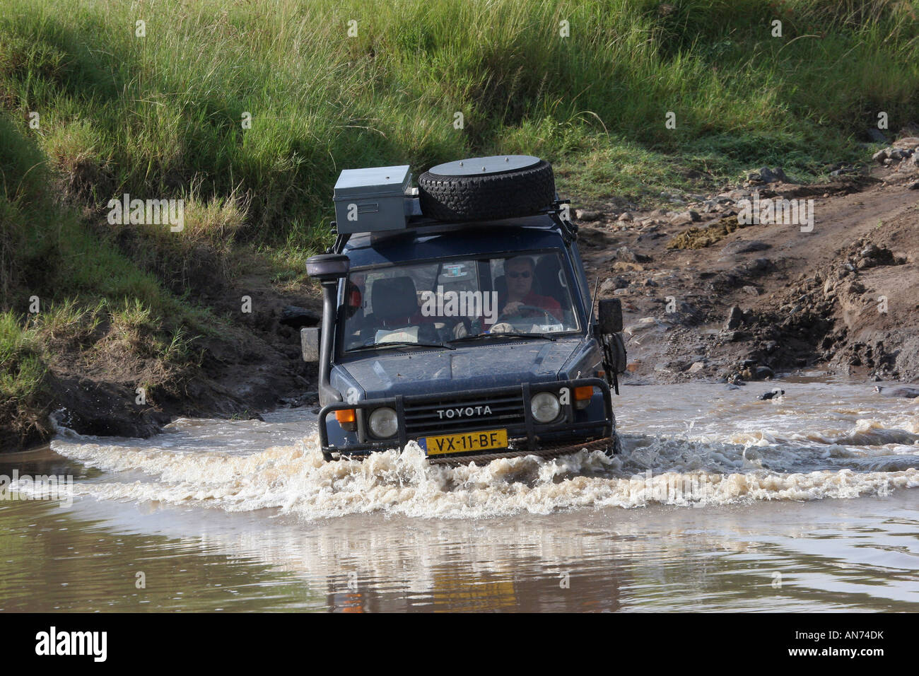 Furt Mara-Fluss mit dem jeep Stockfoto