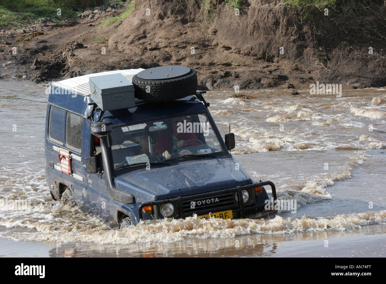 Furt Mara-Fluss mit dem jeep Stockfoto