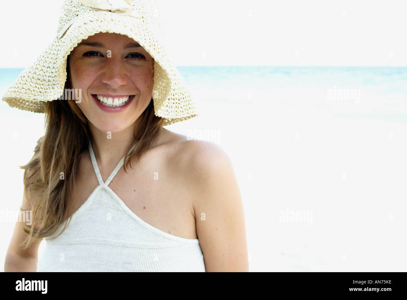 Alte frauen am strand bikini Fotos und Bildmaterial in hoher